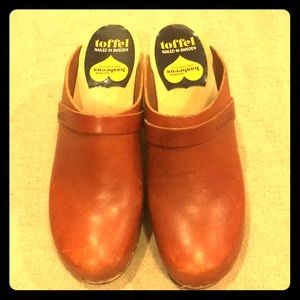 Swedish Hasbeen clogs in cognac leather